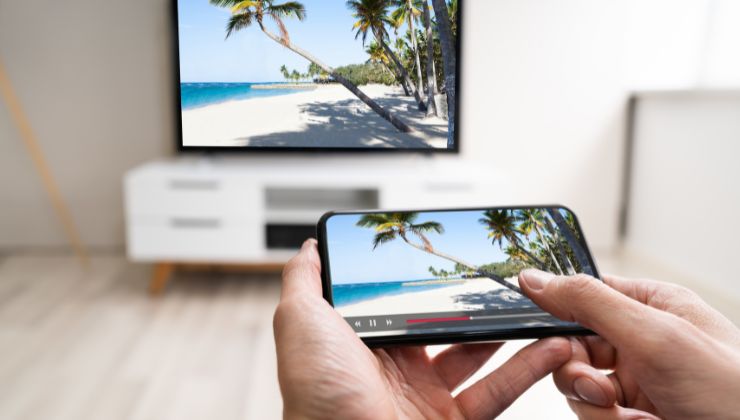 Il trucco geniale per condividere lo schermo dello smartphone sulla tv
